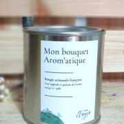 détail bougie cire d'olive dans pot métal senteur sauge menthe basilic